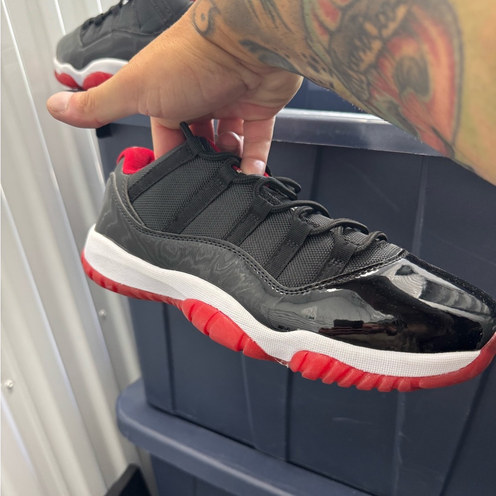 Nike Men's Black and Red Low-Top Sneakers